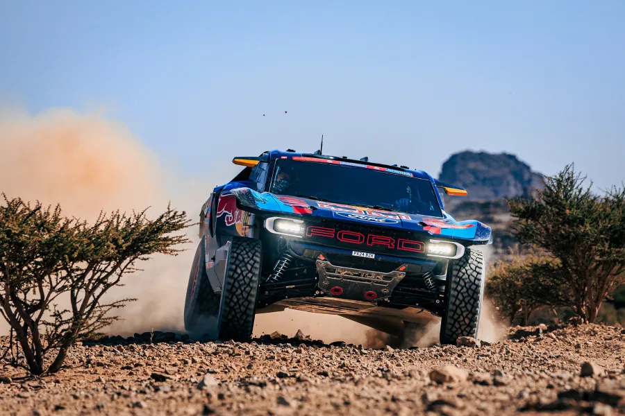 A Ford usou as corridas para testar a Raptor. A F-150 Raptor R competiu na Baja 1000, enquanto a Raptor T1+ conquistou o terceiro lugar no Rally Dakar 2025 com amortecedores desenvolvidos para competição.