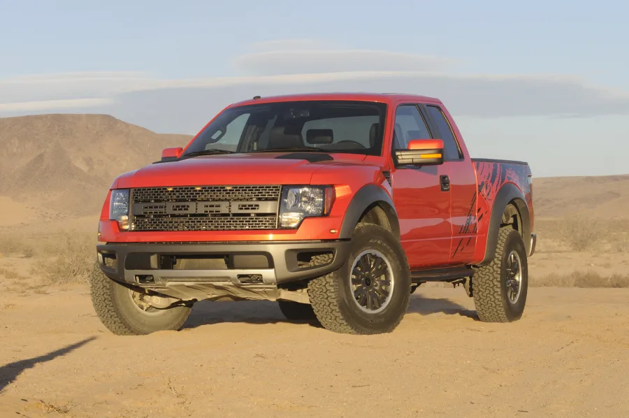 Em 2010, engenheiros da Ford criaram uma picape inspirada nas corridas no deserto. O projeto evoluiu e deu origem à F-150 Raptor, um modelo pronto para enfrentar terrenos extremos.