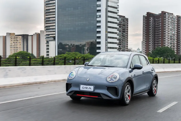 Por que os carros elétricos perderam a grade dianteira, ainda usam radiador e algumas marcas insistem no visual tradicional?