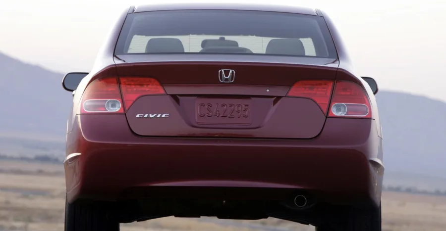 Consome em média 7,1 km/l no etanol e 9 km/l na gasolina na cidade, com tanque de 50 litros que garante autonomia de até 650 km.