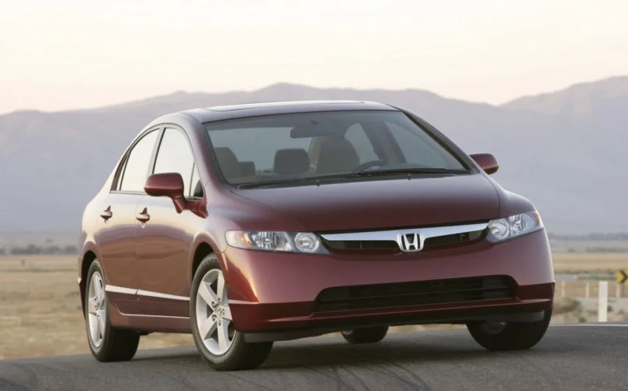 O Honda Civic LXS 1.8 2008 é um sedã médio que combina confiabilidade mecânica e eficiência. É indicado para trajetos urbanos e viagens, oferecendo conforto e boa economia de combustível.