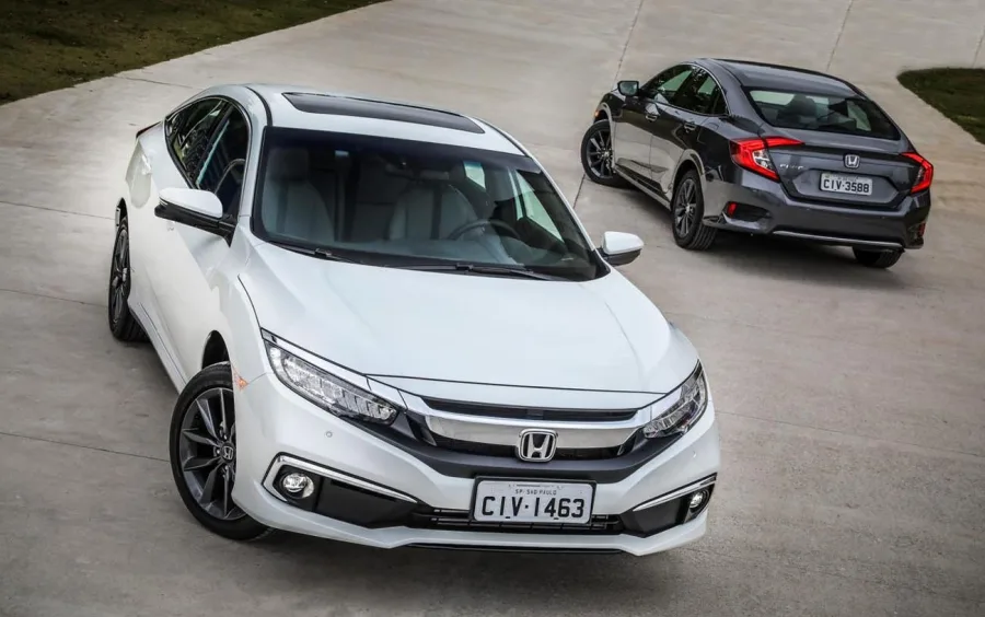 O Honda Civic Touring 1.5 Turbo 2021 é um sedan versátil no mercado de usados, ideal para uso diário ou viagens. Seu motor turbo e câmbio CVT oferecem eficiência e boa performance.