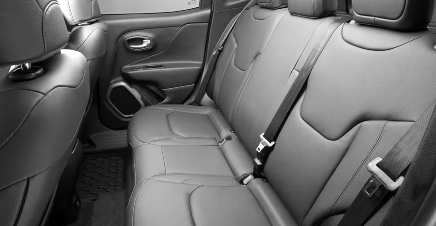 Espaço para 5 ocupantes, com encostos de cabeça para todos, ISOFIX e cintos de 3 pontos. Oferece boa segurança e conforto para a categoria.