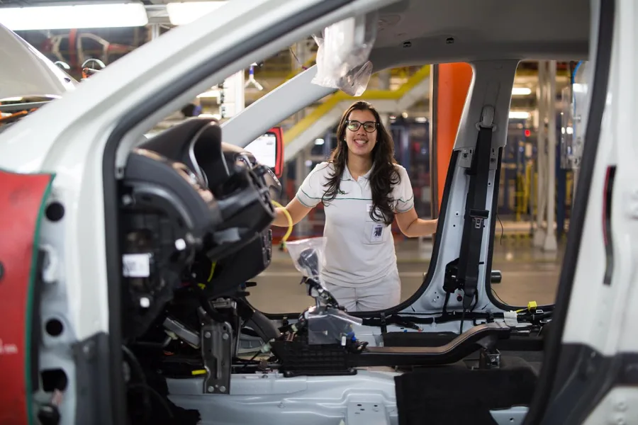 A Stellantis anunciou a abertura de 1.500 vagas de emprego no Brasil. Serão 1.200 contratações para o Polo Automotivo de Betim, em Minas Gerais, e 300 para o Polo Automotivo de Porto Real, no Rio de Janeiro.