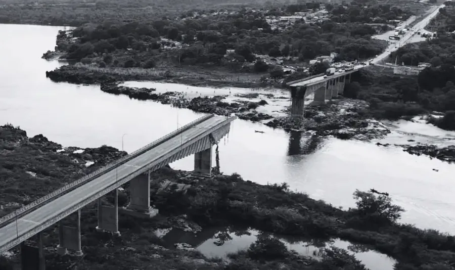 A ponte localizada na BR-226 sofreu colapso em dezembro, interrompendo o tráfego entre Estreito e Aguiarnópolis. A remoção dos veículos é essencial para liberar parcialmente o acesso - Foto: Prefeitura de Estreito/Divulgação