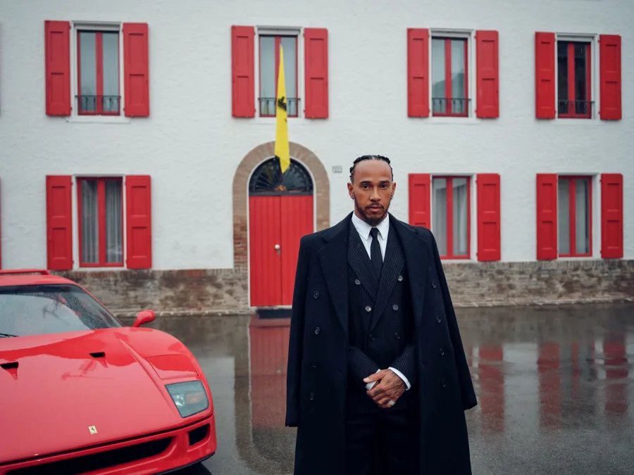 Lewis Hamilton iniciou sua jornada na Ferrari com uma visita à sede em Maranello, onde foi recebido pela equipe e posou ao lado do lendário modelo Ferrari F40 - Foto: reprodução / Instagram.