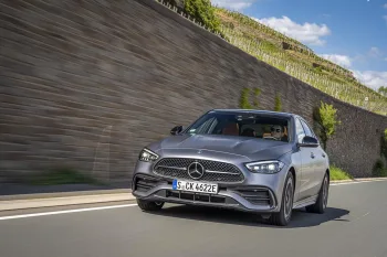 Mercedes-Benz apresenta a linha 2025 do Classe C no Brasil: mais conectada, potente e exclusiva