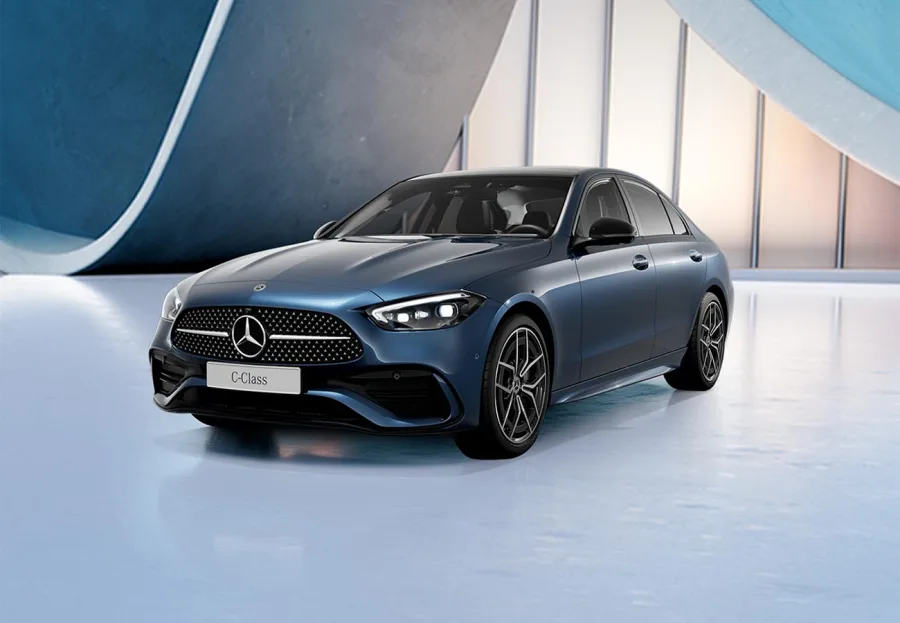 O C 300 AMG Line agrega assentos em couro Nappa, som Burmester 3D com 710 watts, faróis DIGITAL LIGHT e navegação com realidade aumentada no sistema de entretenimento MBUX.