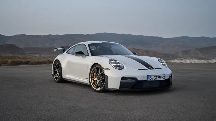 O design dos novos 911 GT3 inclui difusores ajustados, spoiler redesenhado e faróis LED Matrix. A versão Touring elimina a asa traseira e mantém equilíbrio aerodinâmico.