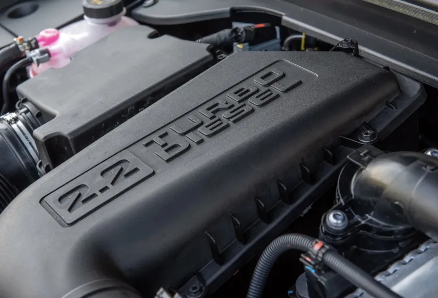 O novo motor 2.2 turbodiesel, disponível nas versões Rebel e Laramie, entrega 200 cv de potência e 450 Nm de torque, ampliando a eficiência e desempenho para diversos usos.