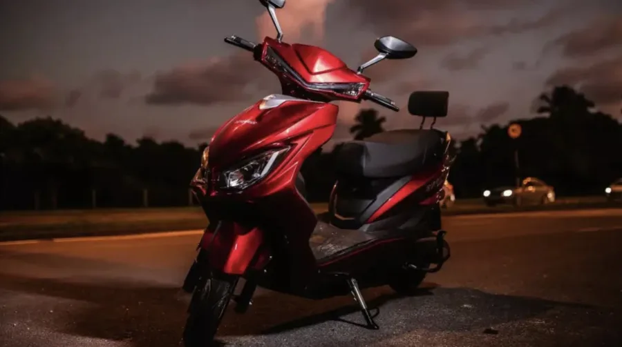 A Shineray SE3, scooter elétrica de 11.990 reais, oferece até 80 km de autonomia. Potência de 2000W e bateria fixa destacam-se como alternativas econômicas e simples para uso urbano.