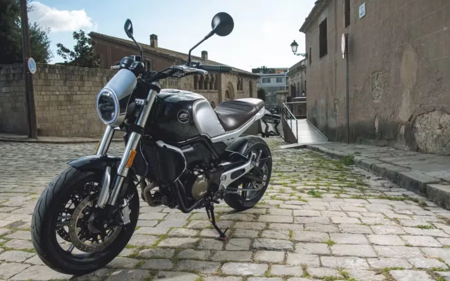 Shineray SRV 550: Naked de 554 cm³ com 47 cv e painel digital. Combina elementos naked e scrambler.