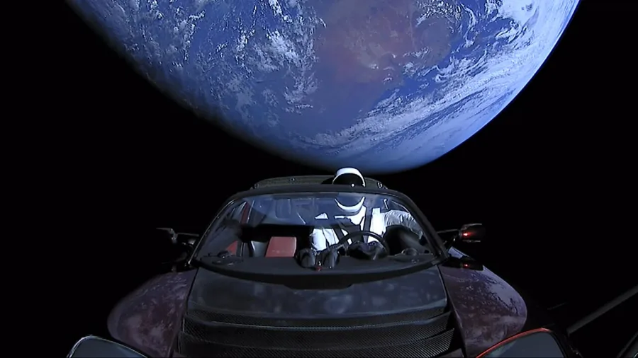 Em 2018, Elon Musk lançou um Tesla Roadster ao espaço com o foguete Falcon Heavy. Anos depois, o carro foi confundido com um asteroide devido à sua órbita excêntrica próxima à Terra - Foto: SpaceX