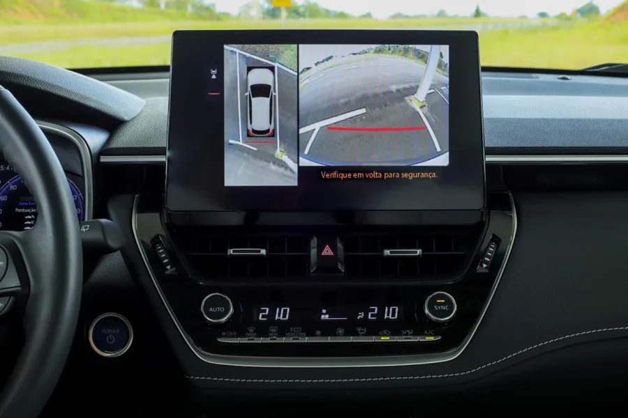 O sistema de câmeras 360°, presente nas versões superiores, amplia a segurança em manobras. Essa novidade é integrada ao pacote Toyota Serviços Conectados via aplicativo.