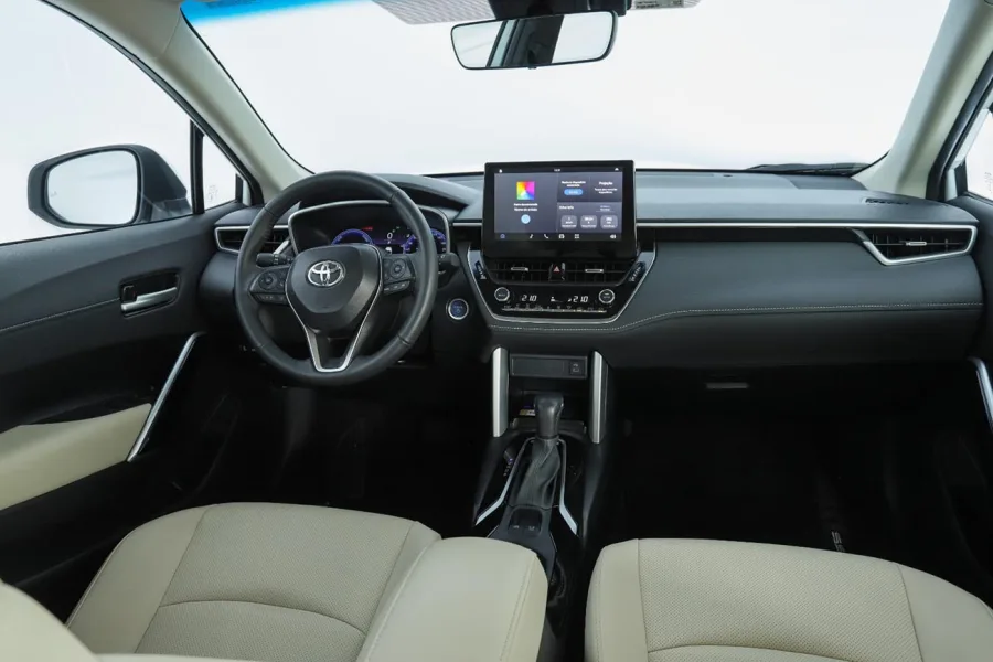 A nova central multimídia Toyota Play 2.0 oferece tela maior, conectividade sem fio com Apple CarPlay e Android Auto e portas USB-C, melhorando a experiência.