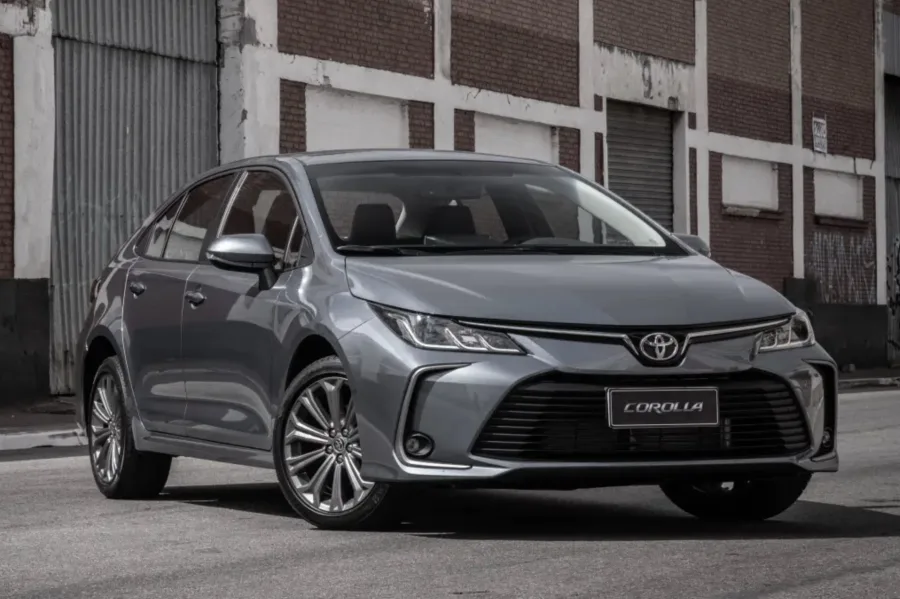 O Toyota Corolla XEi 2.0 2021 usado é uma escolha prática para quem busca um sedã confiável e espaçoso. Ele combina desempenho equilibrado e bom consumo, ideal para o dia a dia ou viagens em família.