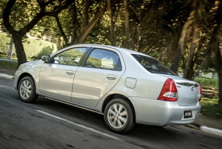 Um dos principais pontos negativos do Etios usado é o desgaste da suspensão, que pode gerar custos extras de manutenção. Fique atento à quilometragem e aos sinais de desgaste ao testar o carro.