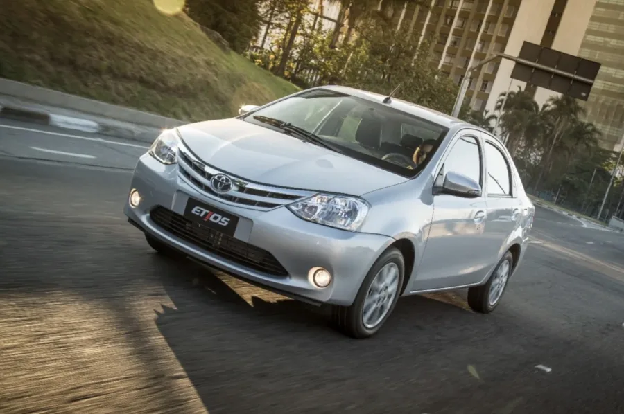 O consumo é de 8,5 km/l (A) e 12,5 km/l (G). Autonomia de até 675 km (G), tanque de 45 litros, oferecendo boa eficiência no dia a dia.