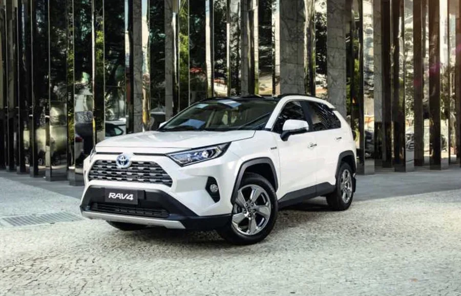 Toyota RAV4 usado é uma opção acessível de SUV híbrido, oferecendo economia e tecnologia, sendo mais barato que o Corolla Cross e ideal para quem busca um veículo sustentável e econômico.