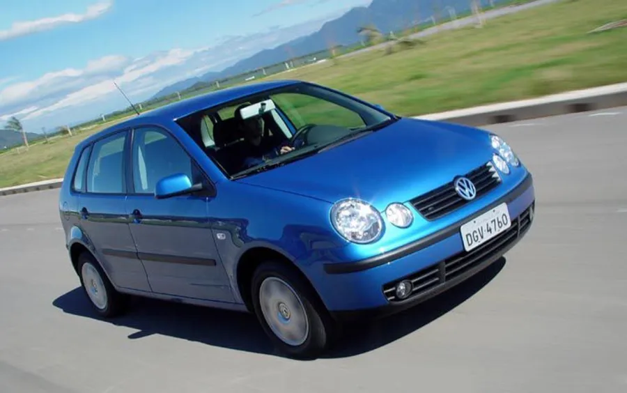 O Volkswagen Polo 2.0 2004 é um hatch compacto com motor 2.0 de 116 cv, indicado para quem busca bom desempenho em trajetos urbanos e rodoviários, mas com consumo elevado.