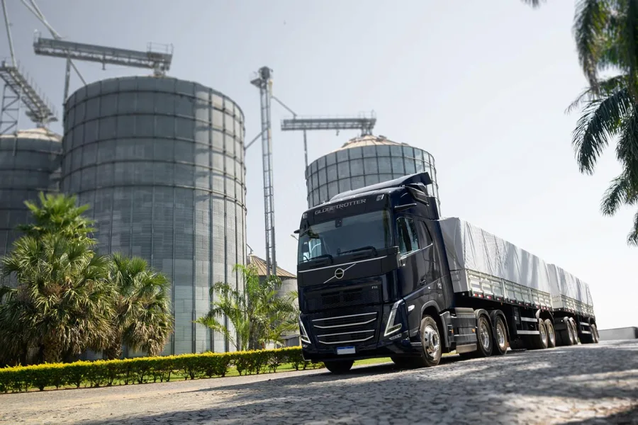 Com inovações como o I-See e retrovisores por câmeras, o Volvo FH 540 oferece mais segurança, eficiência e redução de custos, sendo uma escolha popular no setor de transporte.