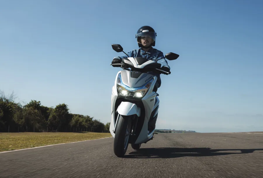 O sistema Power Assist da Yamaha ativa o motor elétrico em subidas, partidas e retomadas, oferecendo suporte adicional ao motor principal por até três segundos.