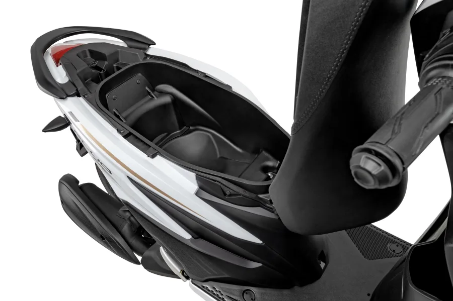 A Yamaha Fluo ABS Hybrid oferece praticidade com um bagageiro espaçoso, ideal para armazenar capacetes, objetos pessoais ou pequenos volumes no uso urbano diário.