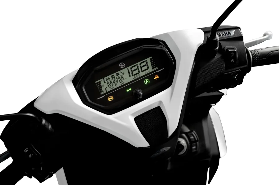 A scooter conta com painel atualizado, indicador do sistema híbrido e porta USB-A, tornando o modelo funcional para o dia a dia dos usuários.