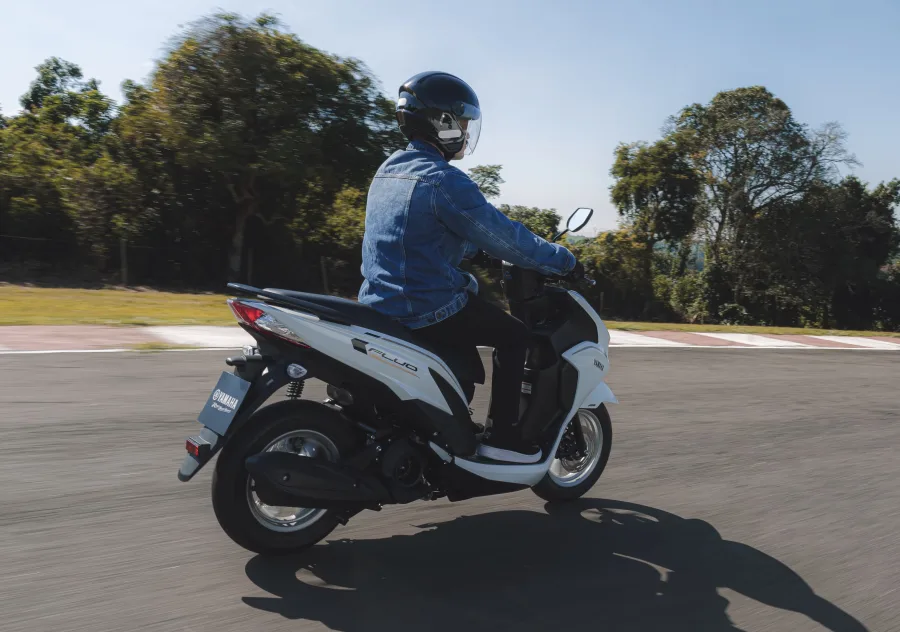 A Yamaha lança a Fluo ABS Hybrid, a primeira scooter híbrida do Brasil, combinando motor a combustão de 125 cm³ com tecnologia elétrica para maior eficiência no consumo urbano.