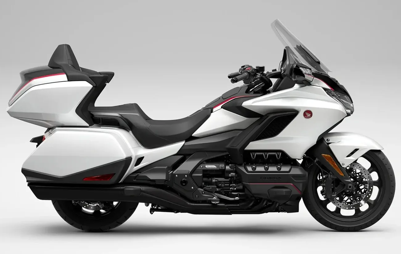 A Honda GL 1800 Gold Wing Tour redefine o conceito de motocicletas de turismo. Projetada para viagens longas, combina desempenho, tecnologia e conforto para atender às demandas de trajetos extensos.

