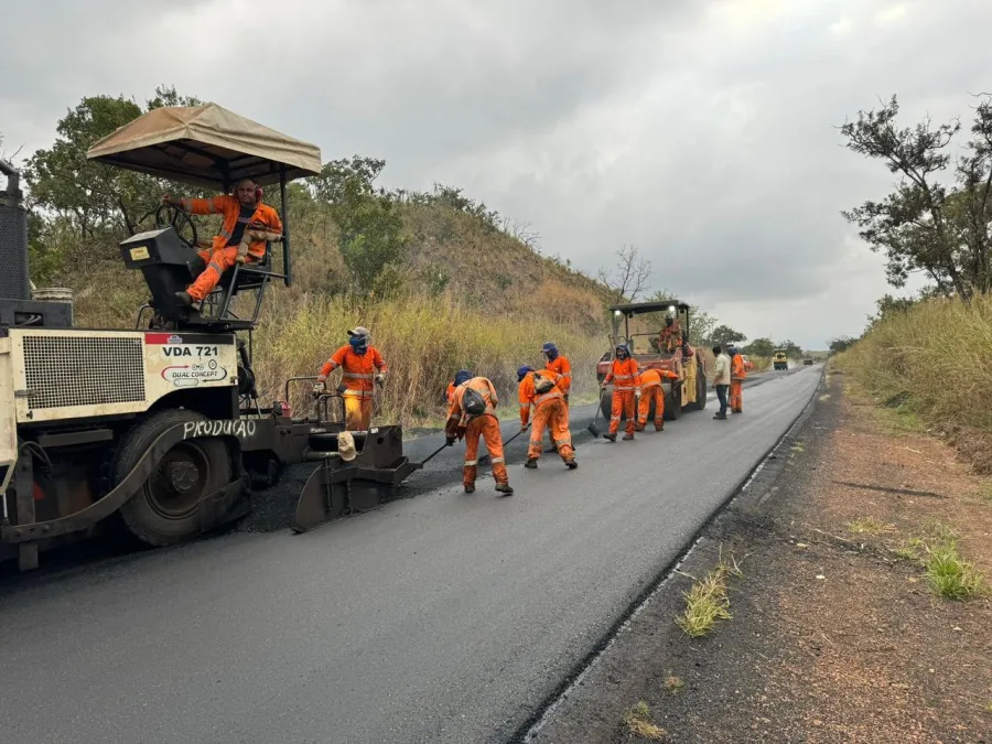 A tecnologia empregada no asfalto borracha utiliza cerca de 15% de pó de pneus reciclados, misturado ao concreto asfáltico de petróleo, resultando em maior resistência e vida útil prolongada.