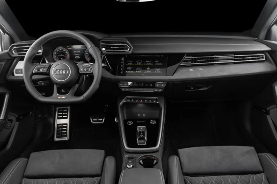 O Audi Virtual Cockpit, com telas de até 12,3 polegadas, está presente em todas as versões, junto com o sistema de infotainment MMI Plus e conectividade Android Auto e Apple CarPlay.