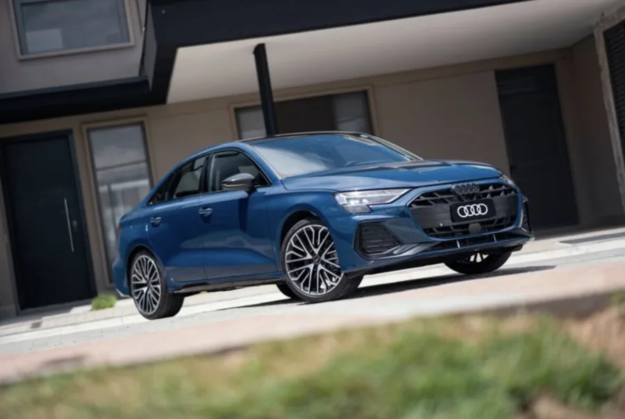 Equipado com o motor 2.0 TFSI, o Audi A3 Sedan 2025 entrega 204 cv e acelera de 0 a 100 km/h em 7,4 segundos. A velocidade máxima é limitada eletronicamente a 210 km/h.