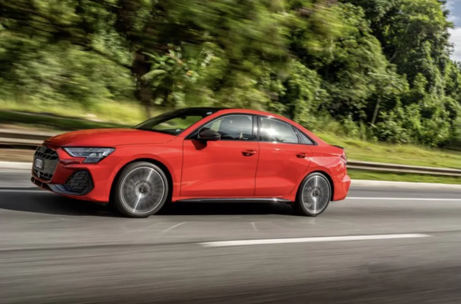 No Brasil, o Audi A3 Sedan 2025 amplia opções de cores, como Verde Distrito e Vermelho Progressivo. O interior pode ter tons como bege, marrom ou preto, dependendo da configuração.