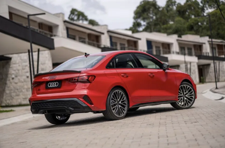 O porta-malas do Audi A3 Sedan comporta 425 litros e o tanque tem capacidade para 50 litros. As dimensões incluem 4,50 metros de comprimento e entre-eixos de 2,63 metros.