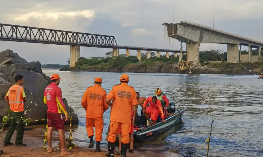 O desabamento da ponte Juscelino Kubitschek em dezembro interrompeu a principal rota da BR-226, prejudicando o transporte de cargas e o fluxo de mais de 2 mil carretas diárias - Foto: Bombeiros Militar/Governo do Tocantins