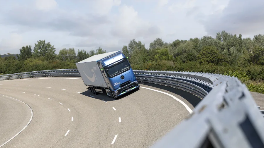 Os caminhões elétricos eActros 600 serão utilizados pela Amazon na Alemanha e no Reino Unido a partir de 2025, transportando mais de 350 milhões de encomendas anualmente com emissão zero no escapamento.