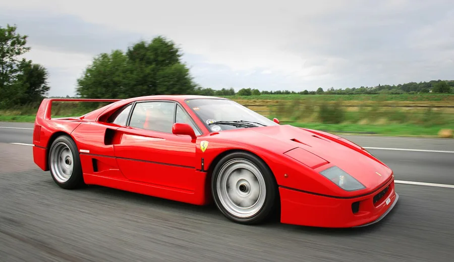 A Ferrari lançou o F40 em 1987 para comemorar seus 40 anos. O supercarro trouxe inovações como o uso de fibra de carbono e Kevlar, marcando uma era pela sua leveza e desempenho - Foto: Will Ainsworth / Wikimedia