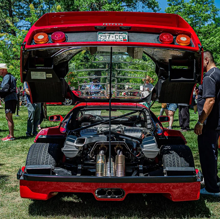 Equipado com um motor V8 biturbo de 2,9 litros, o F40 entrega 478 cv e atinge mais de 320 km/h. Foi o primeiro carro de produção a ultrapassar essa marca, tornando-se um marco na indústria - Foto: BUTTON74 / Wikipedia