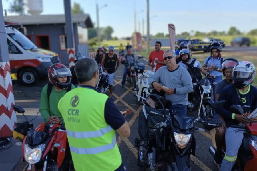 Na BR-163, motoqueiros receberam antenas corta-linha e ciclistas ganharam adesivos refletivos. A ação visou aumentar a segurança e reduzir acidentes no trânsito - Foto: Divulgação/CCR MSVia