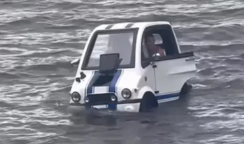 Mecânico cria carro anfíbio, entra no mar de São Vicente, mas acaba tendo veículo apreendido