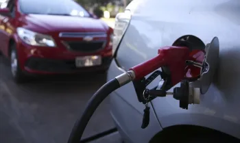 Preço da gasolina comum aumenta 10,6% em um ano e deve continuar subindo em 2025