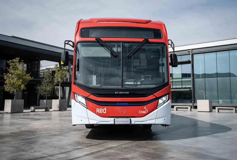 Mercedes-Benz do Brasil realiza testes com ônibus elétrico eO500U no Chile