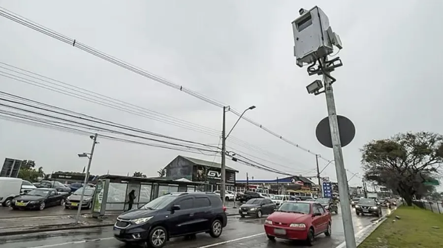 O radar de velocidade média está sendo testado no Brasil para fiscalizar motoristas em rodovias. O sistema mede a velocidade média entre dois pontos e pode aplicar multas futuramente.