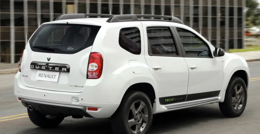 O consumo vai de 7,5 km/l a 13 km/l, com autonomia média de 650 km, garantindo viagens tranquilas e abastecimentos menos frequentes.