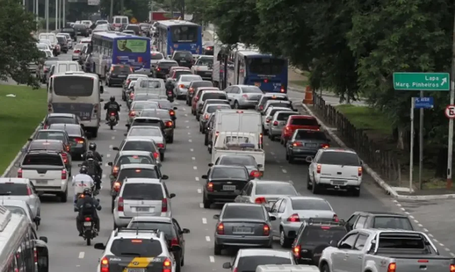 O rodízio de veículos em São Paulo, suspenso desde 23 de dezembro de 2024, será retomado no dia 13 de janeiro de 2025, com as mesmas regras de horários e áreas de aplicação - Foto: Agência Brasil