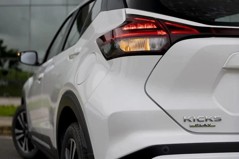 Nissan Kicks Play 2025 mantém o velho motor 1.6 e surpreende pelo conforto no dia a dia