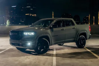 Rampage Laramie 2.2 Turbodiesel ganha pacote Night Edition com detalhes escurecidos e tecnologia ADAS de série