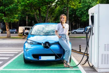 Estudo revela que veículos elétricos se tornam mais sustentáveis que os a combustão após 41.000 km rodados