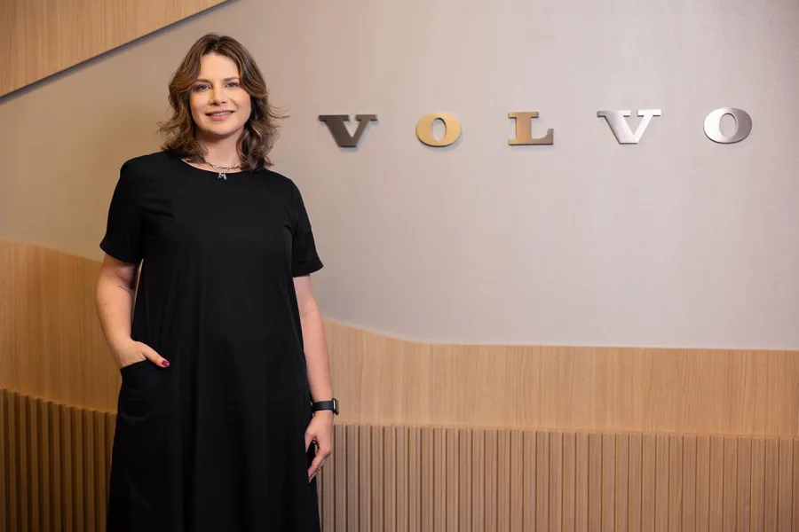 Mirella Cambrea, diretora de Marketing da Volvo Car Brasil, iniciou sua carreira como estagiária e acompanhou o crescimento da presença feminina em diversos setores da empresa.